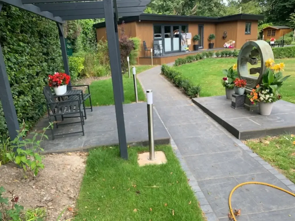 self contained garden annexe in leeds 01