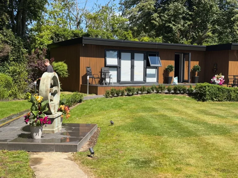 self contained garden annexe in leeds 01