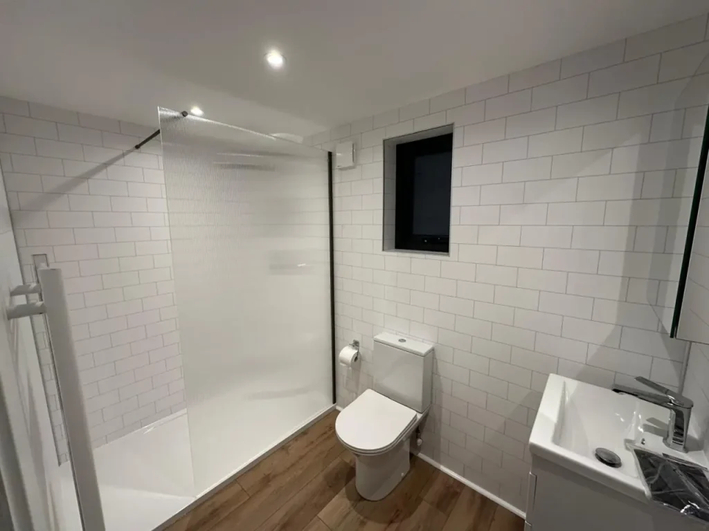 self contained garden annexe in leeds 04